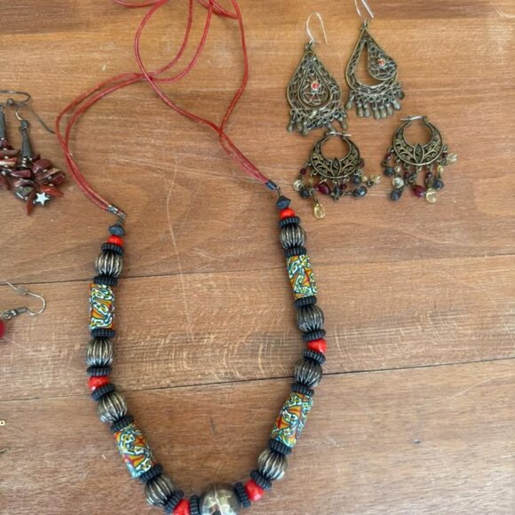 Collection of red jewelry, necklaces and earrings - Picture 2 of 4